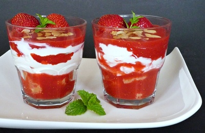 Limettenjoghurt mit frischen Erdbeeren