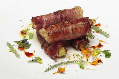 Putenspieße mit Kräutern im Speckmantel Putenspieße mit Kräutern im Speckmantel