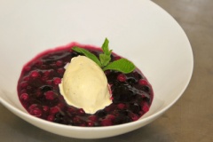 Eisbecher mit Himbeeren Eisbecher mit Himbeeren