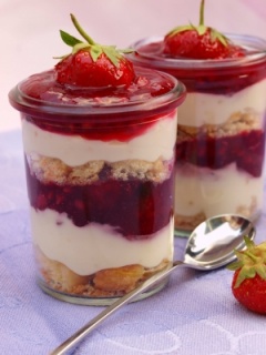 Topfencreme mit Erdbeeren