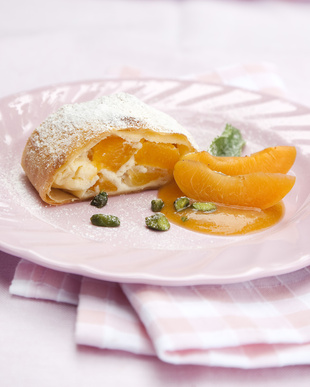 Apricot-Curd Cheese Strudel