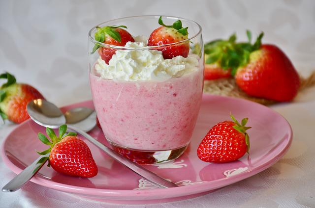 Sahnemilch mit Erdbeeren