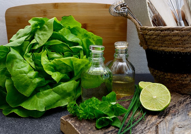 Häuptelsalat mit Melissenblätter Häuptelsalat mit Melissenblätter
