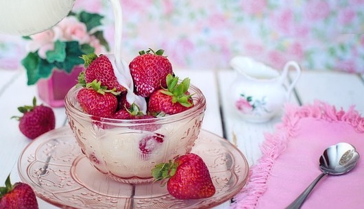 Erdbeer-Obers Becher mit Vanilleeis