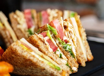 Lachs Sandwich mit Avocadocreme