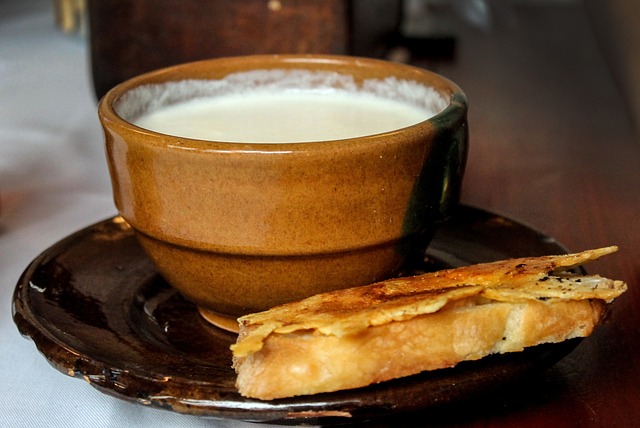 Weinsuppe mit Brot und Rosinen