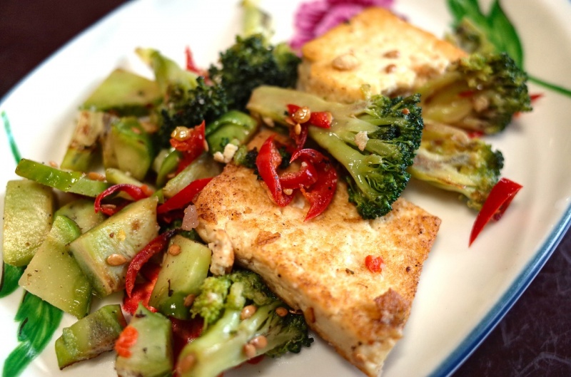 Gegrilltes Gemüse mit Tofu