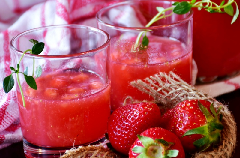 Spritzige Erdbeerlimonade