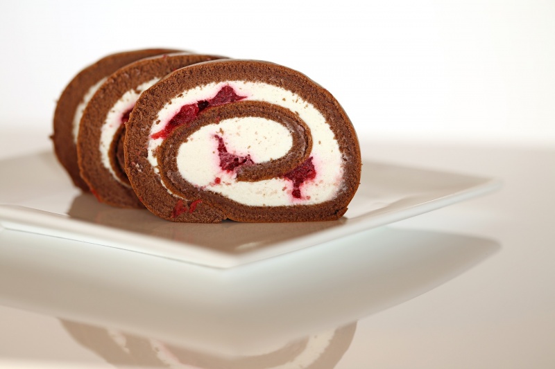 Schokolade-Kirsch-Biskuitroulade