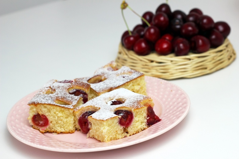 Schlanke Topfentorte mit Kirschen